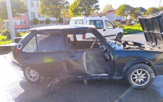 İ̇ki Otomobil Çarpıştı: 2 Yaralı