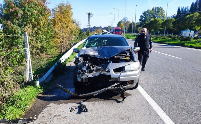 İ̇ki Otomobil Çarpıştı: 2 Yaralı