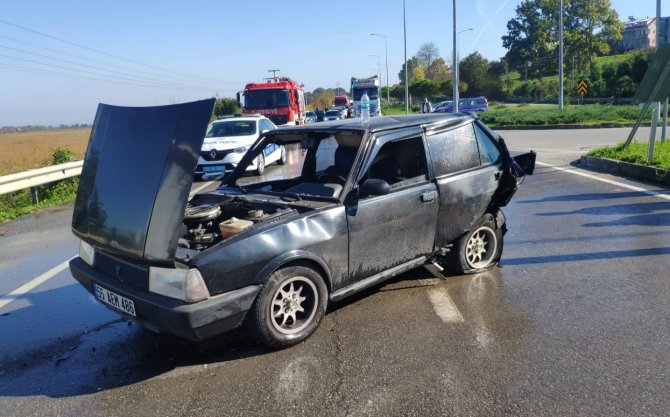İ̇ki Otomobil Çarpıştı: 2 Yaralı
