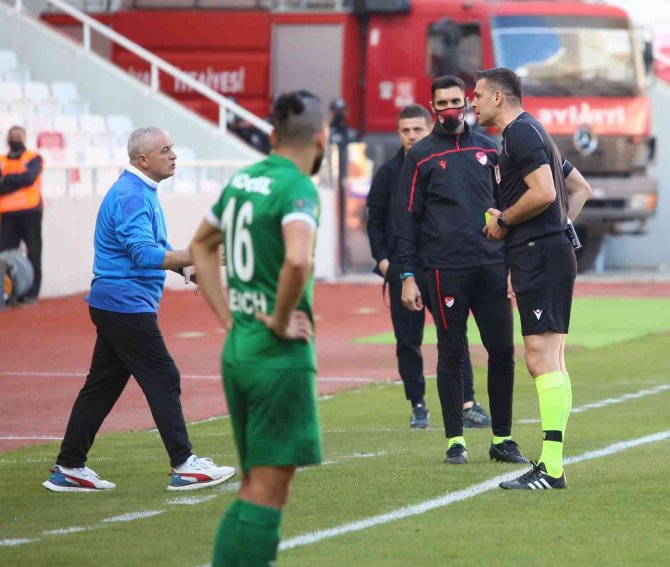 Rıza Çalımbay Sarı Kart Gördü