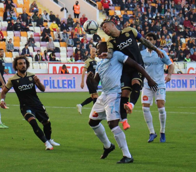 Spor Toto Süper Lig: Yeni Malatyaspor: 0 - Medipol Başakşehir: 1 (İ̇lk Yarı)