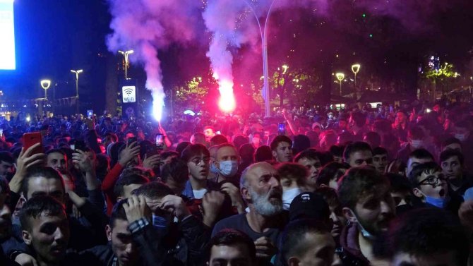 Trabzonsporlu Taraftarlar Sokağa Döküldü, Galibiyeti Kutladı
