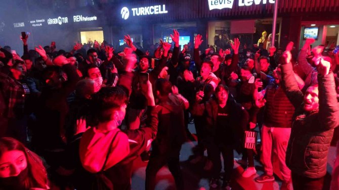 Trabzonsporlu Taraftarlar Sokağa Döküldü, Galibiyeti Kutladı