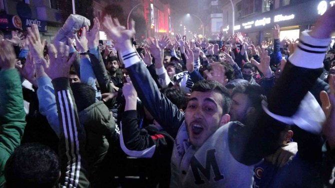Trabzonsporlu Taraftarlar Sokağa Döküldü, Galibiyeti Kutladı