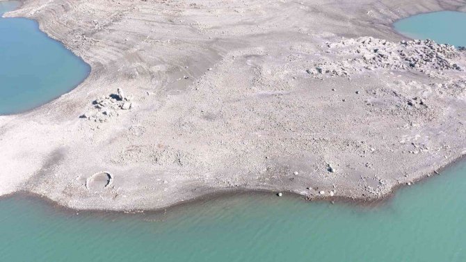 Sular Çekildi, Kozan Barajı Altındaki Tarihi Yapılar Gün Yüzüne Çıktı