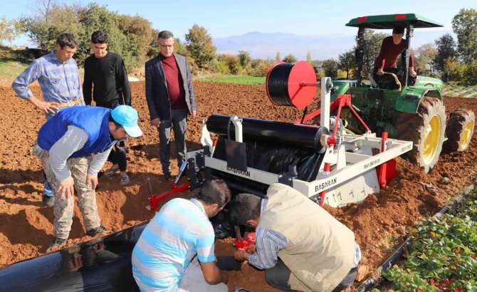 Alaşehir’de Çilek Üreticilerini Sevindiren Hizmet: Bir Günlük İşi İki Saatte Yapıyor