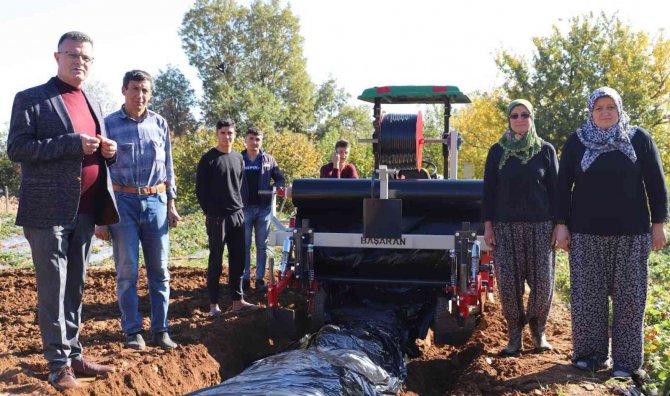 Alaşehir’de Çilek Üreticilerini Sevindiren Hizmet: Bir Günlük İşi İki Saatte Yapıyor