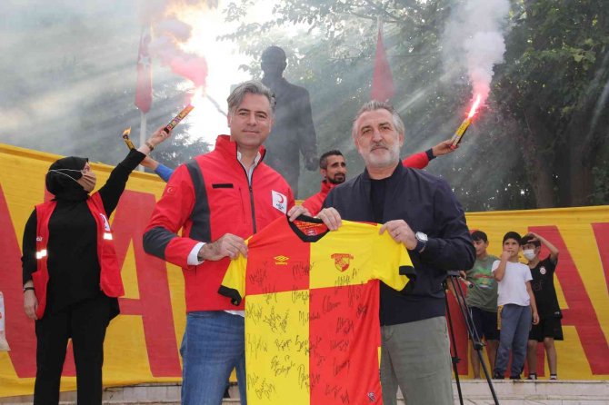 Göztepe Taraftarı Kan Verdi, Formayı Kaptı