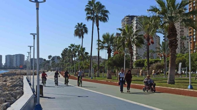 Ülke Genelinin Aksine Mersin Yazı Yaşamaya Devam Ediyor