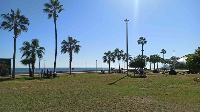Ülke Genelinin Aksine Mersin Yazı Yaşamaya Devam Ediyor