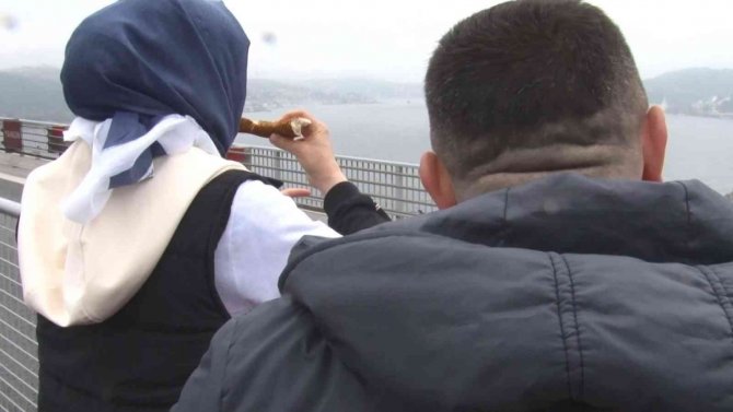 Maratondan Renkli Görüntüler: Boğaza Karşı Çay Simit Keyfi Yaptılar