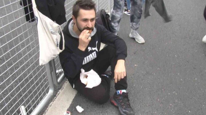 Maratondan Renkli Görüntüler: Boğaza Karşı Çay Simit Keyfi Yaptılar