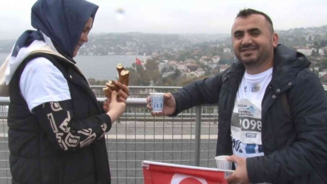 Maratondan Renkli Görüntüler: Boğaza Karşı Çay Simit Keyfi Yaptılar