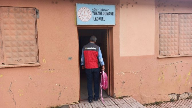 Ağrı’da 130 Öğrenciye Çanta Ve Kırtasiye Malzemesi Dağıtıldı