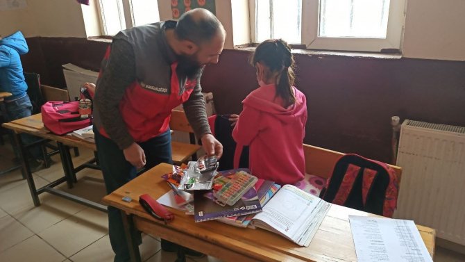 Ağrı’da 130 Öğrenciye Çanta Ve Kırtasiye Malzemesi Dağıtıldı