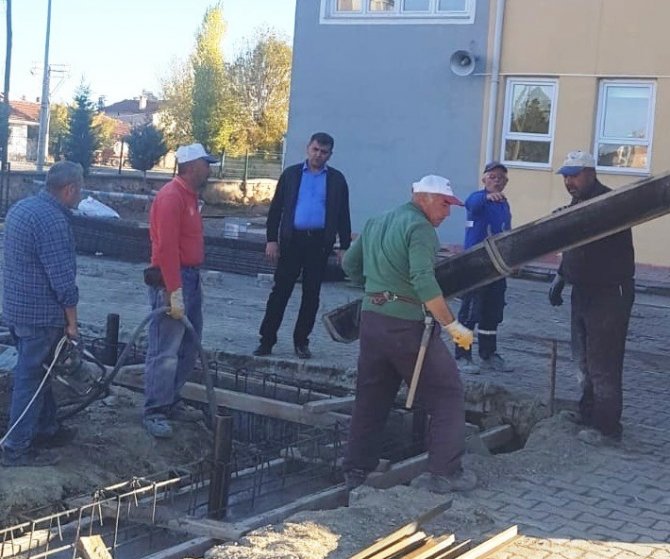 Aslanapa’da Çok Amaçlı Oyun Alanı Yapımına Başlandı