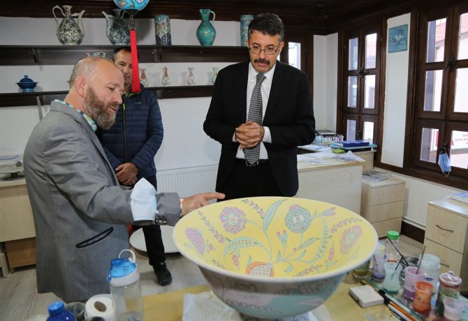 Çini Sanatçısı İ̇smail Yiğit’in Eserlerini İnceledi