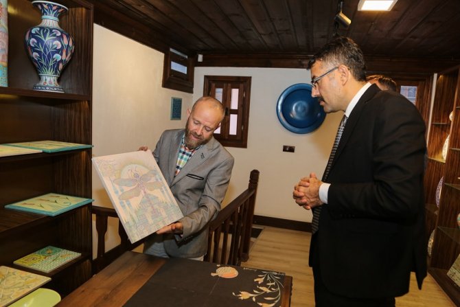 Çini Sanatçısı İ̇smail Yiğit’in Eserlerini İnceledi