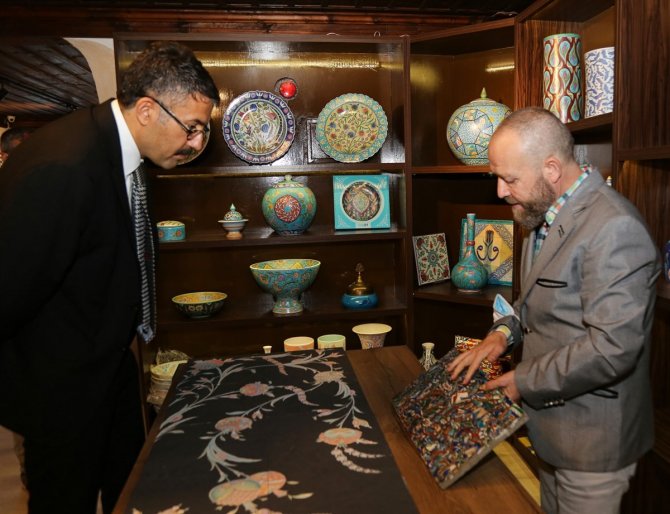 Çini Sanatçısı İ̇smail Yiğit’in Eserlerini İnceledi
