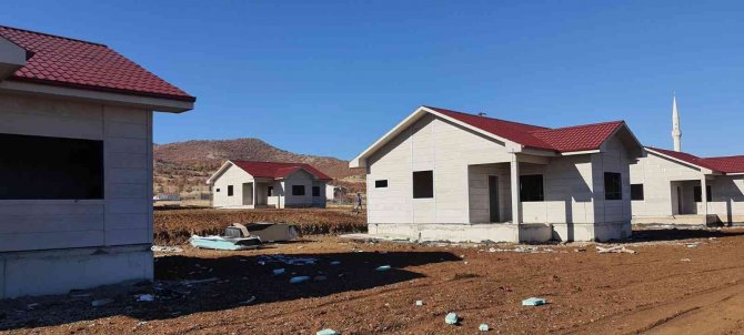 Elazığ’da Köy Konutlarının Yapımı Sürüyor
