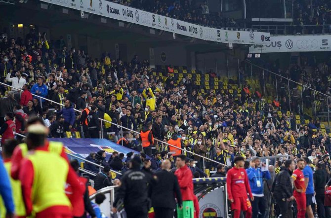 Kadıköy’de ‘Ali Koç İstifa’ Sesleri