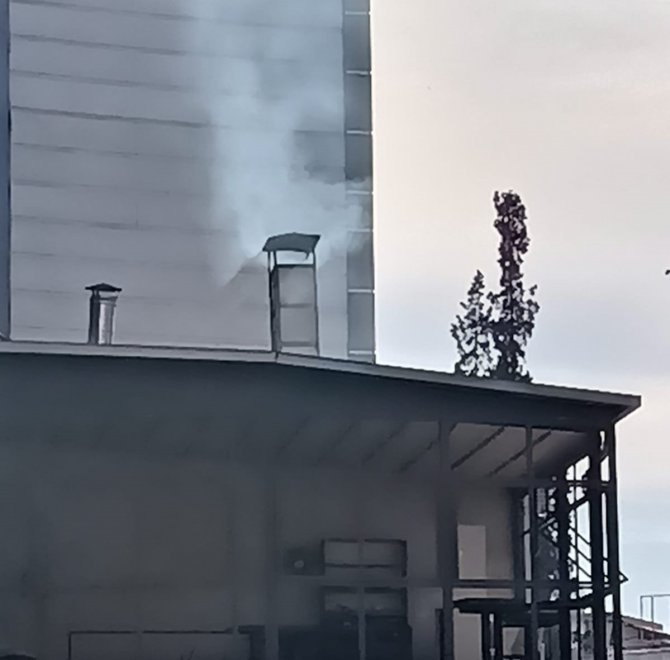 İ̇şletme Bacalarından Çıkan Yoğun Duman, Mahalle Sakinlerini Rahatsız Ediyor