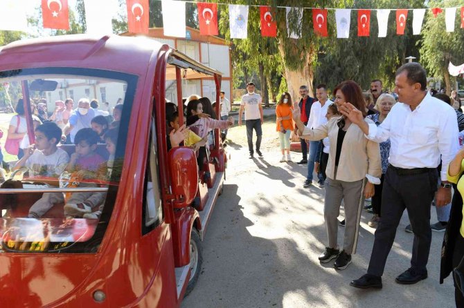 Seçer, Tarsus Gençlik Kampında ’Halk Günü’ Etkinliğine Katıldı