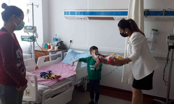 Lösemi Hastası Çocukları Ziyaret Edip Oyuncak Dağıttı