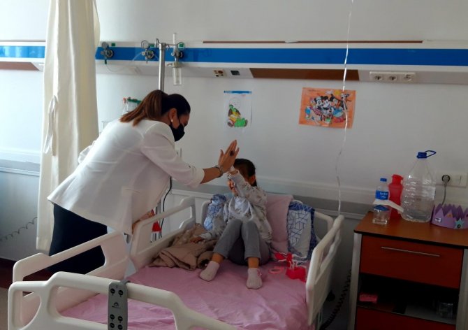 Lösemi Hastası Çocukları Ziyaret Edip Oyuncak Dağıttı