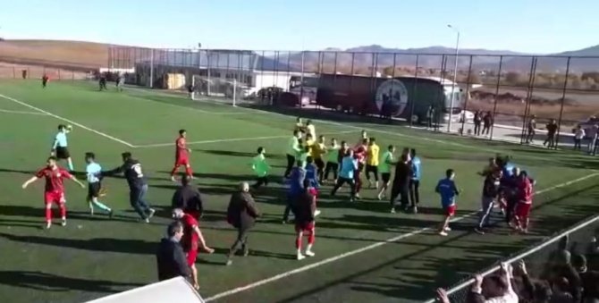 Saha Karıştı, 4 Sporcu Yaralandı