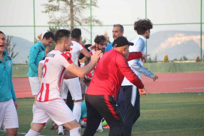 90+8’de Gelen Gol Sonrası Saha Karıştı