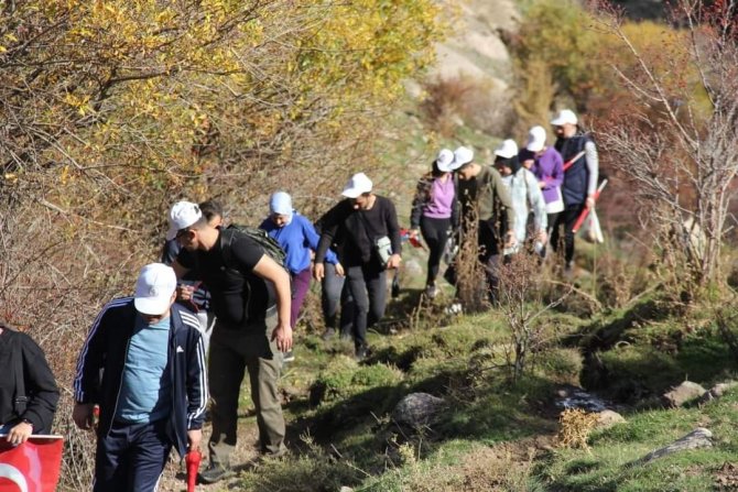 Kaymakam Düzgün Ve Öğrencilerden Doğa Yürüyüşü