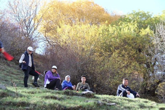 Kaymakam Düzgün Ve Öğrencilerden Doğa Yürüyüşü