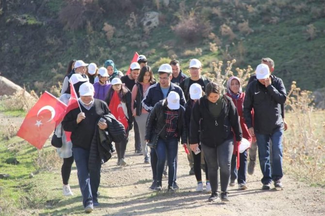 Kaymakam Düzgün Ve Öğrencilerden Doğa Yürüyüşü