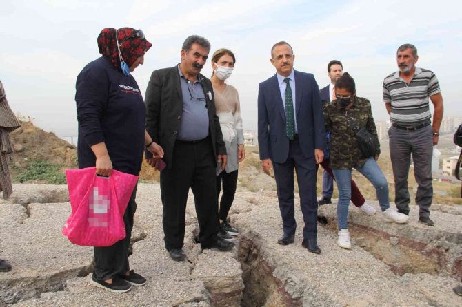 Ürküten Yarıkları Yerinde İnceleyen Ak Partili Sürekli: “Harmandalı Pimi Çekilmiş Bombadır”