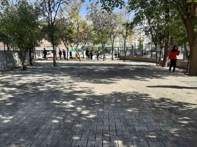 Bağlar’daki Okul Yollarına Kilitli Parke Taşı Döşendi