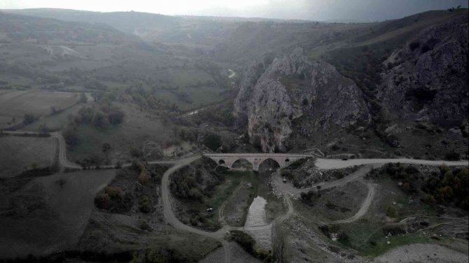 Kemerinde Mescit Bulunan 7 Asırlık Köprü Görenleri Hayrete Düşürüyor