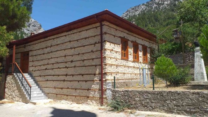 Yargıtay Üyesi Hakim Yaşar Şimşek, Akşahap Düğmeli Köy Okulunu Restore Ettirdi
