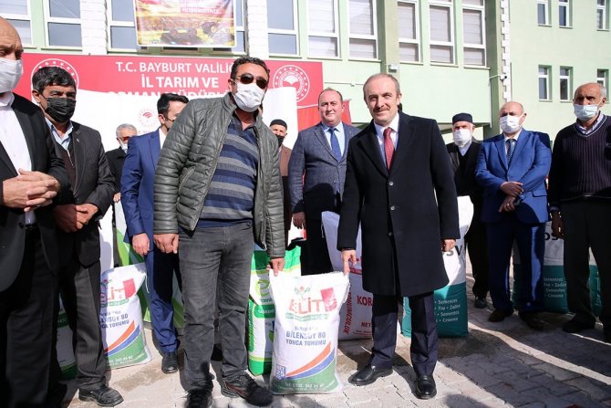 Bayburt’ta Çiftçilere Tohum Dağıtıldı