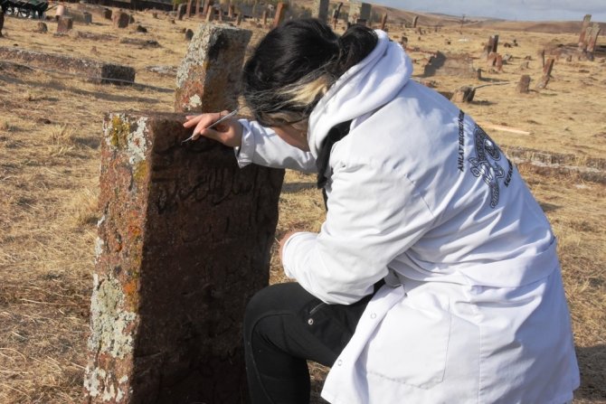 Ahlat’taki Selçuklu Mezarlığında 30 Çocuk Mezarı Bulundu
