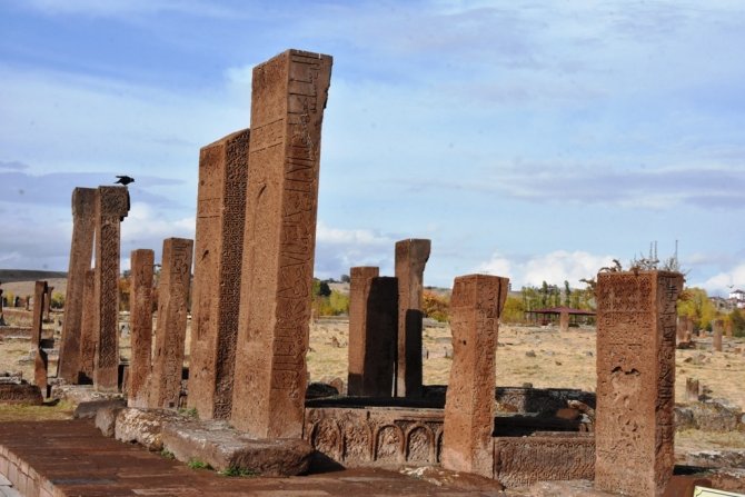 Ahlat’taki Selçuklu Mezarlığında 30 Çocuk Mezarı Bulundu