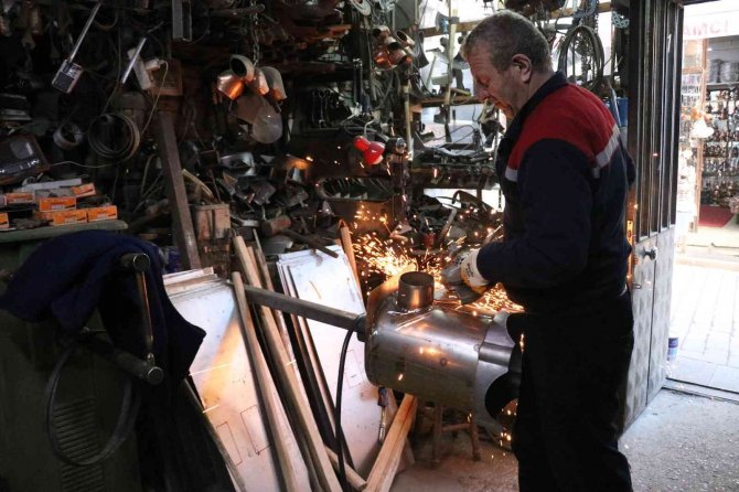 30 Metrekarelik Dükkanından Dünyaya Soba İhraç Ediyor