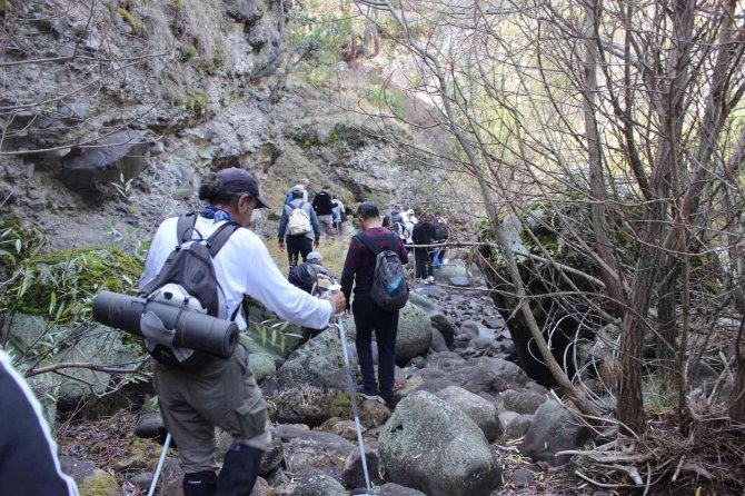 Doğa Tutkunları 12 Kilometrelik Guz Deresi Kanyonu’nun Zorlu Geçitlerinde Yürüdü