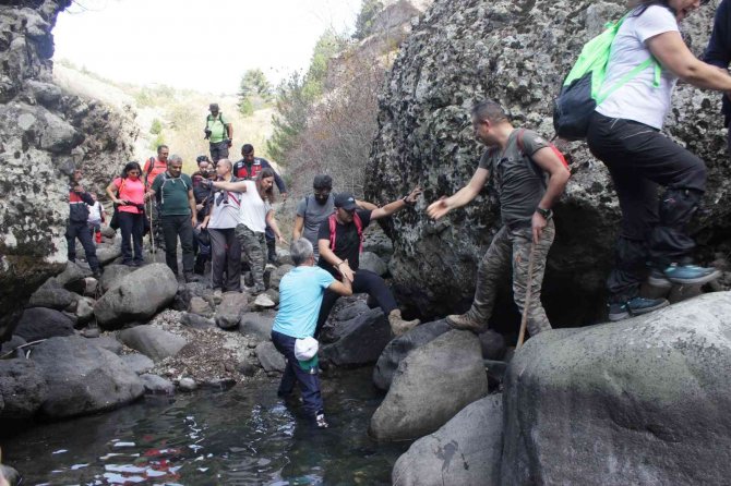Doğa Tutkunları 12 Kilometrelik Guz Deresi Kanyonu’nun Zorlu Geçitlerinde Yürüdü