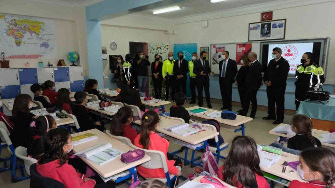 Çocuklar Trafikte Kural İhlali Yapan Ebeveynlerini Uyaracak