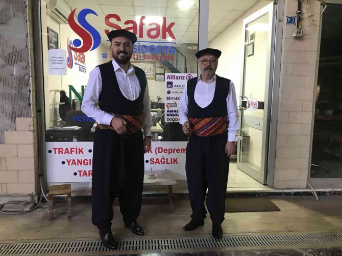 Haftanın Bir Günü Yöresel Kıyafetlerle Müşterilerin Karşısına Çıkıyorlar