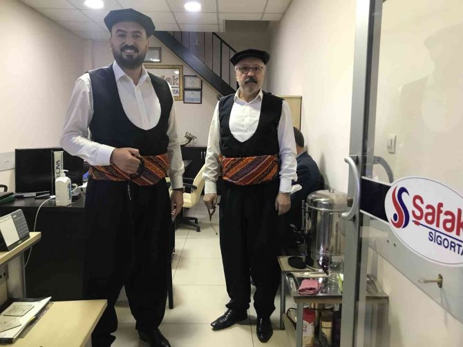 Haftanın Bir Günü Yöresel Kıyafetlerle Müşterilerin Karşısına Çıkıyorlar