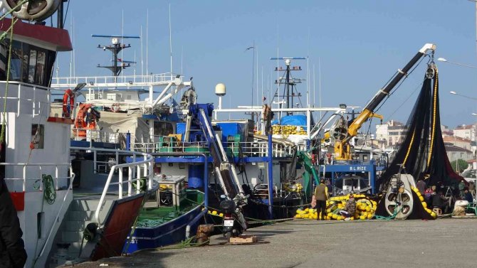 Hamsi Peşindeki Balıkçı Tekneleri Karadeniz’e Akın Etti