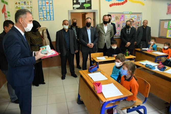 İ̇negöl Belediyesi Öğrencileri Kitapla Buluşturuyor