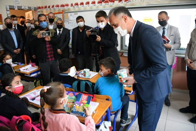 İ̇negöl Belediyesi Öğrencileri Kitapla Buluşturuyor